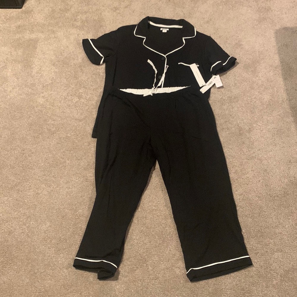DKNY black and White piping, short sleeve Capri Pajamas, Size M